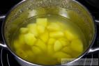 Recept Bramborový salát s prodlouženou trvanlivostí - brambory - na salát je vaříme i se slupkou