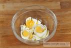 Recept Hermelínová pomazánka - nakrájená vařená vajíčka