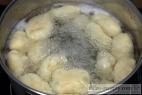 Recept Švestkové knedlíky s tvarohem a smetanovou polevou - švestkové knedlíky - příprava